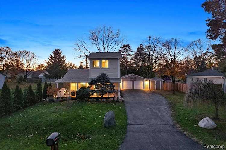 2716 Weaverton Rochester Hills, MI 48307