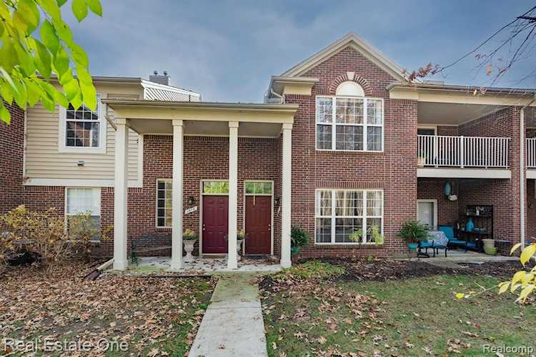 1676 Deepwood Circle Rochester, MI 48307