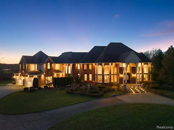 2384 Pebble Creek Dr Oakland, MI 48363