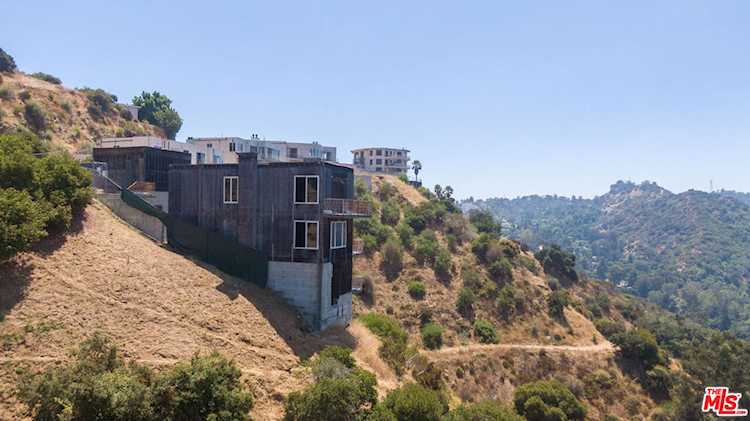 2529 Woodstock Rd Los Angeles, CA 90046