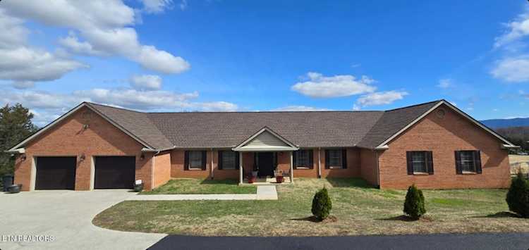 1174 Country Club Rd Dandridge, TN 37725