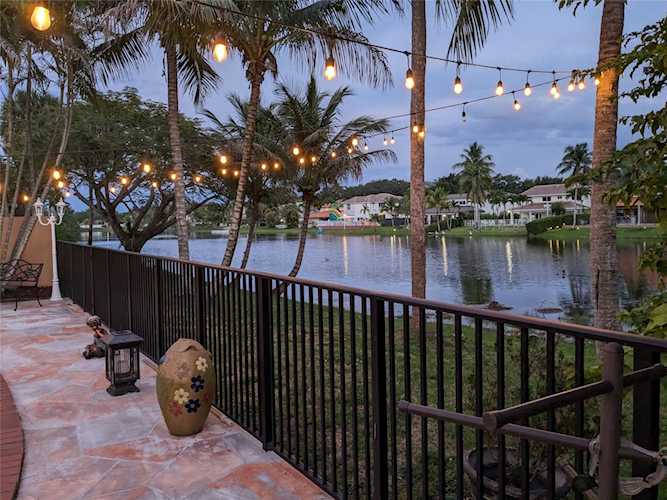 8120 NW 167th Ter Miami Lakes, FL 33016