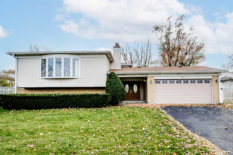 521 King Arthur Way Bolingbrook, IL 60440