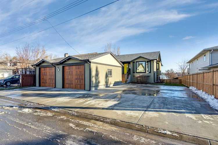 760 West Chestermere Dr Chestermere, AB T1X1B5