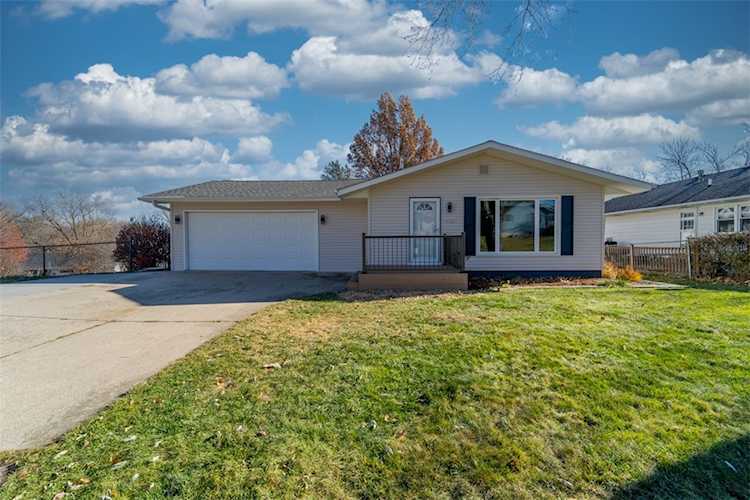 9163 Maplecrest Dr Norwalk, IA 50211