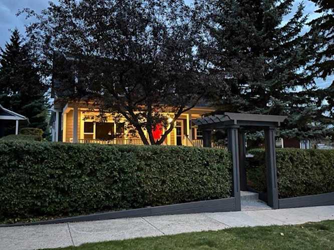 1705 24A St SW Calgary, AB T3C 1J5
