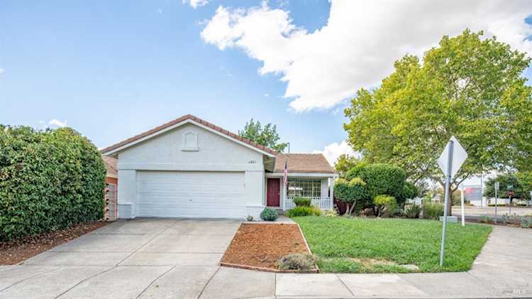 700 Sierra Court Windsor, CA 95492