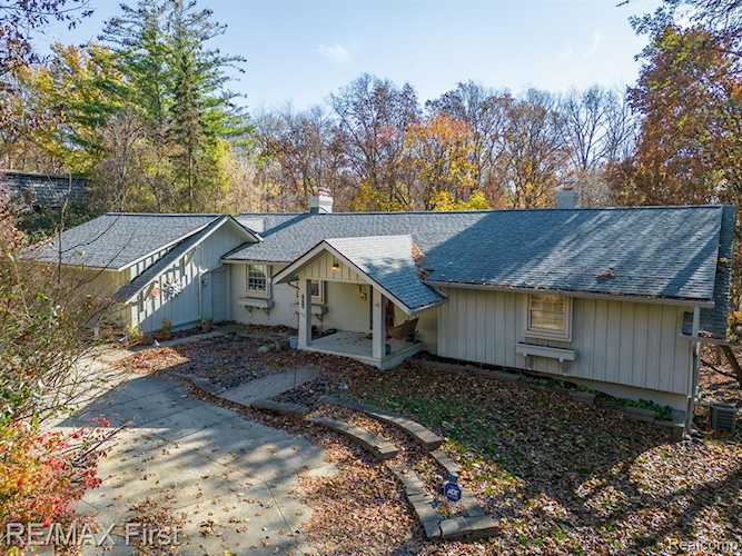 1035 W Snell Rd Rochester, MI 48306