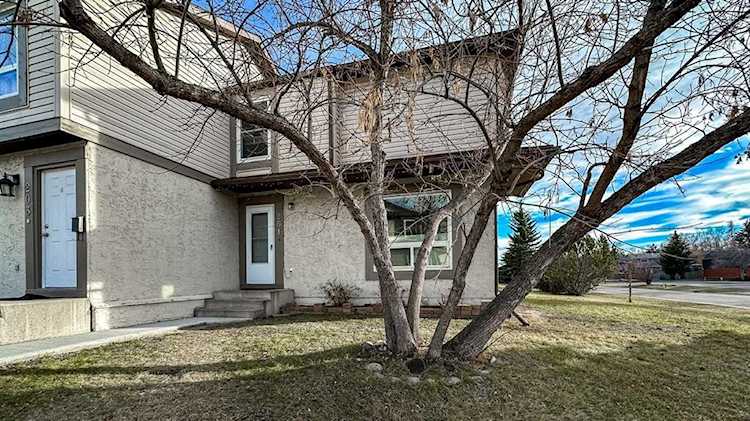 201 Deerpoint Ln SE Calgary, AB T2J 6M6
