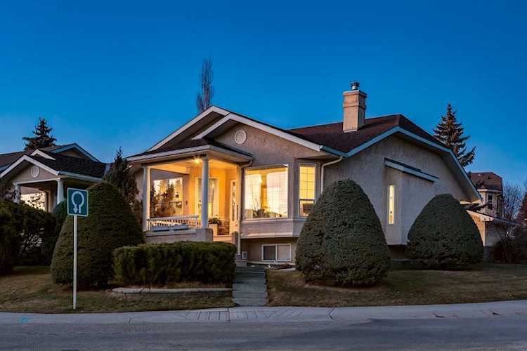 8 Sierra Morena Way SW Calgary, AB T3H 3E4