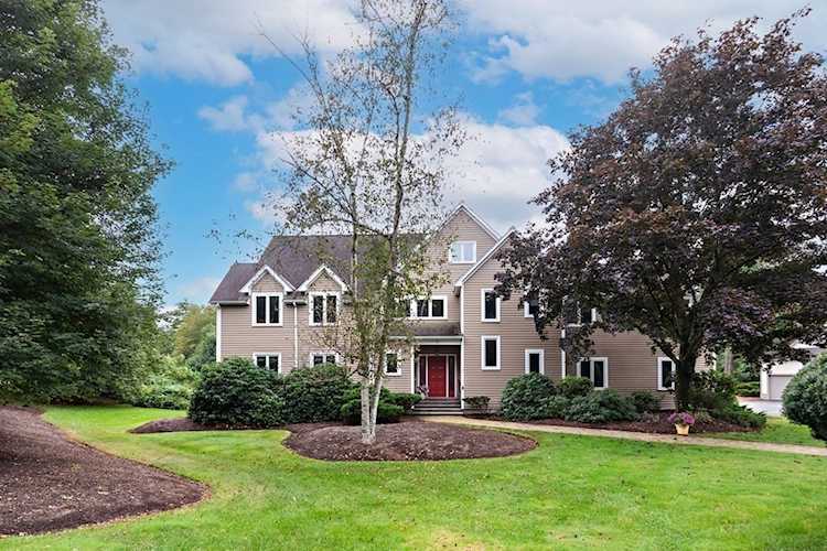 2 Fieldstone Ln Natick, MA 01760