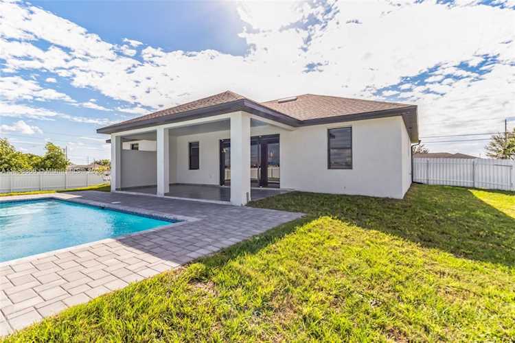 2421 NE Juanita Pl Cape Coral, FL 33909