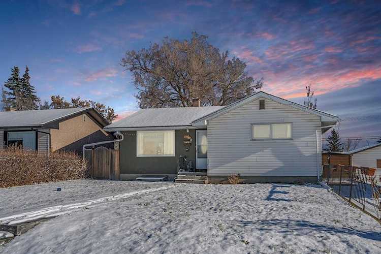 2616 40 St SE Calgary, AB T2B 1C2