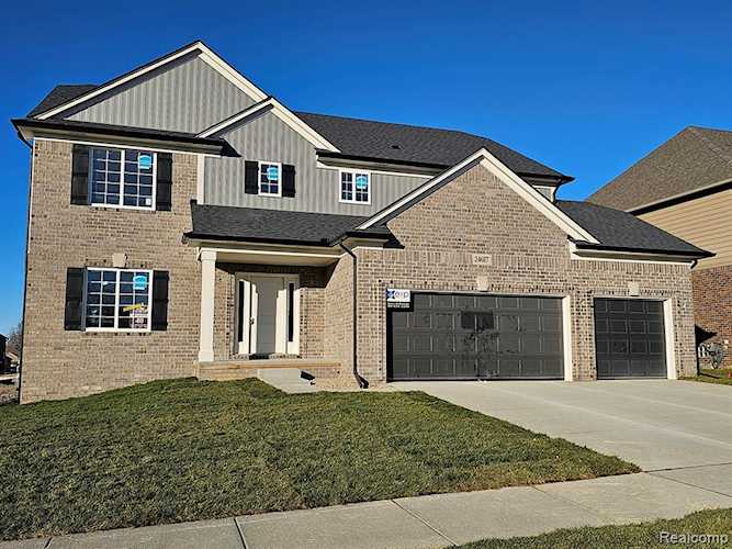 24687 Callaway Dr Macomb, MI 48042