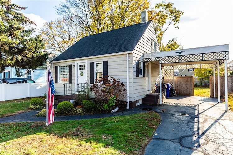 21 Wellesley Ave Pawtucket, RI 02860
