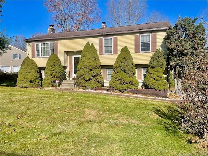 17 Heritage Dr Seymour, CT 06483