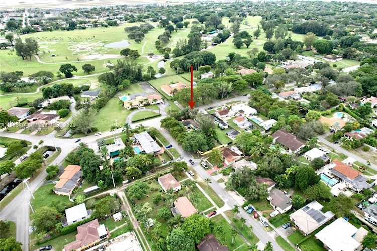 101 Hunting Lodge Dr Miami Springs, FL 33166