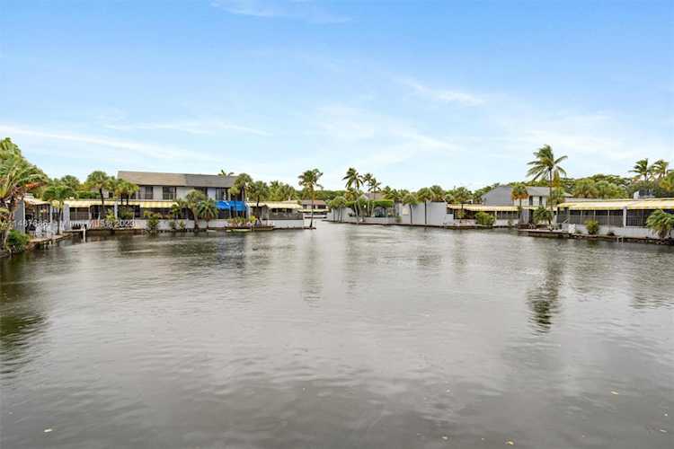 16406 Bridge End Rd #16406 Miami Lakes, FL 33014