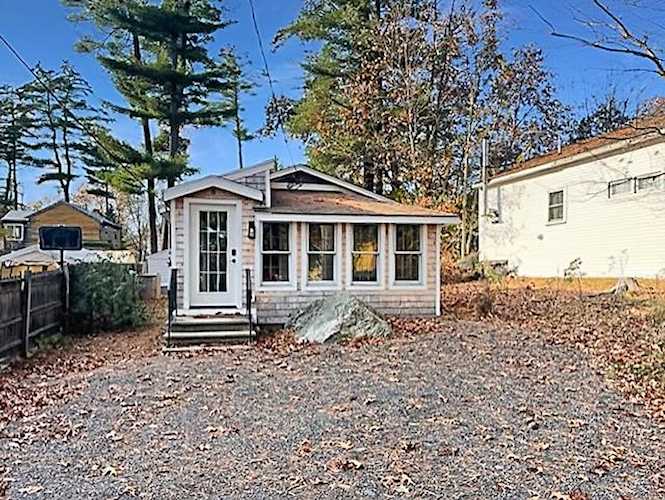 10 9th St Kingston, NH 03848