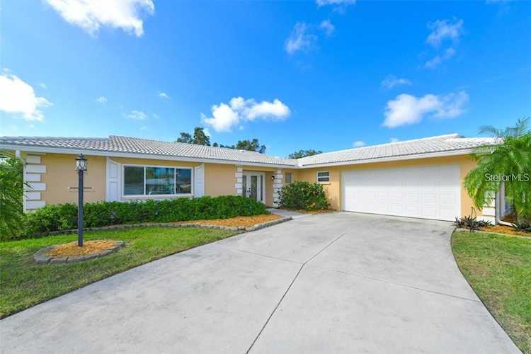 3137 Village Green Dr Sarasota, FL 34239