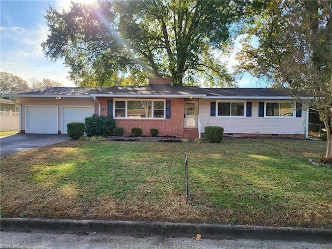 21 Shore Park Dr Newport News, VA 23602