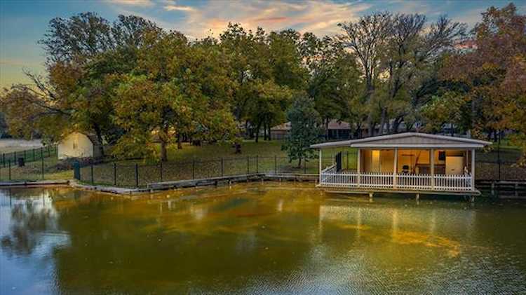 2320 Lakewood Court Granbury, TX 76049