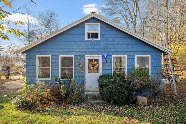 11 Lakeview Ave Sandown, NH 03873