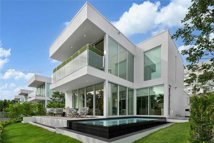 820 W 47th Ct Miami Beach, FL 33140