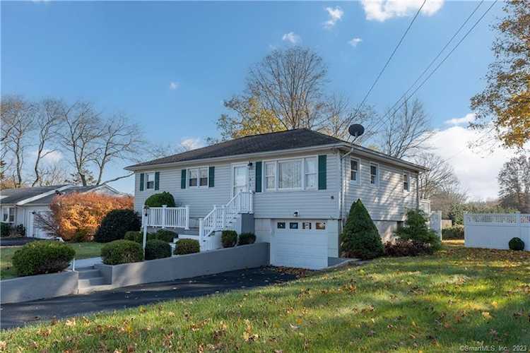 8 Deerfield Rd Waterford, CT 06385