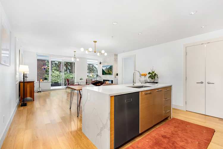 15152 Russell Avenue #203 White Rock, BC V4B 0A3