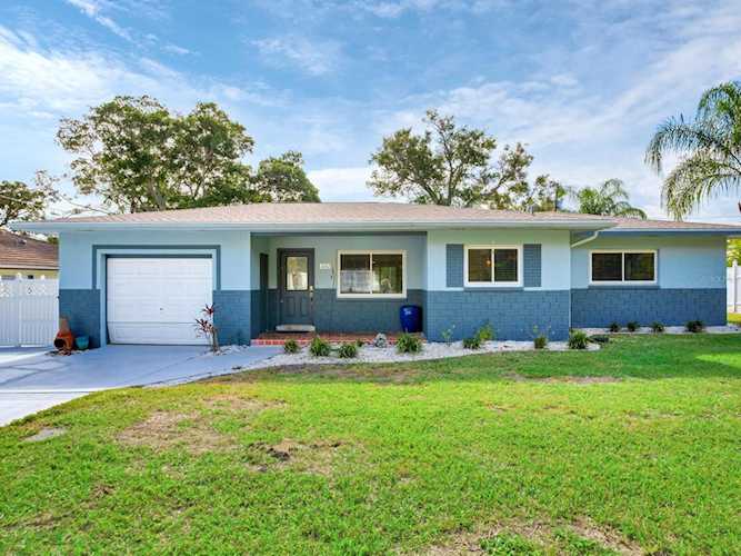 3282 Honeysuckle Rd Largo, FL 33770
