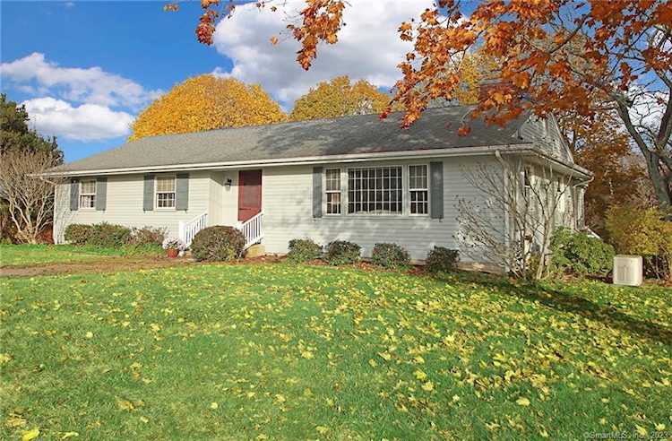 10 Albacore Dr Waterford, CT 06385