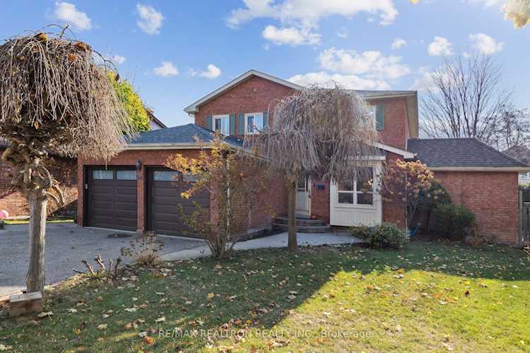 16 Coulton Crt Whitby, ON L1N 7A9