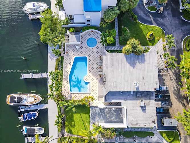 214 Poinciana Dr #204 Sunny Isles Beach, FL 33160