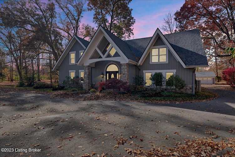 802 Surrey Ln Anchorage, KY 40223