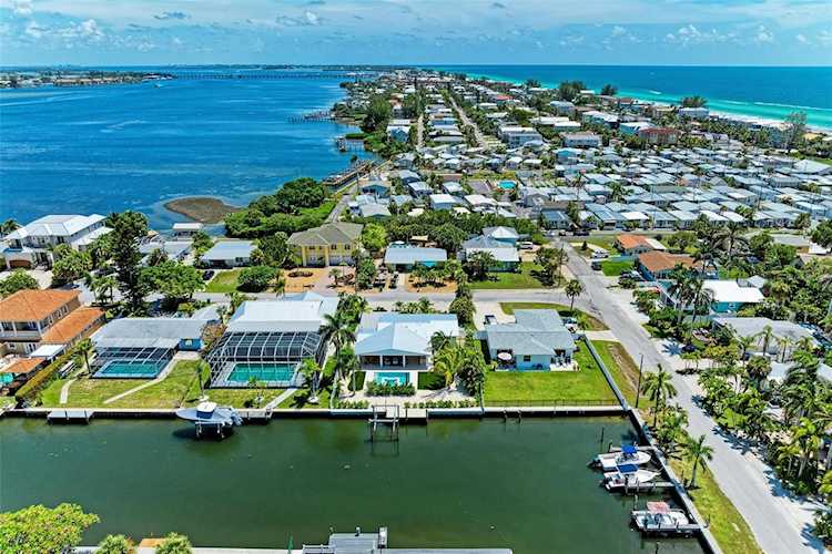 504 Bayview Dr Holmes Beach, FL 34217