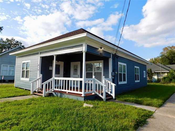 619 E 1st St Humble, TX 77338