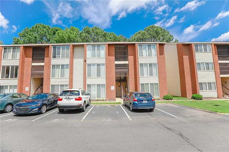 33 Pacific Dr Hampton, VA 23666