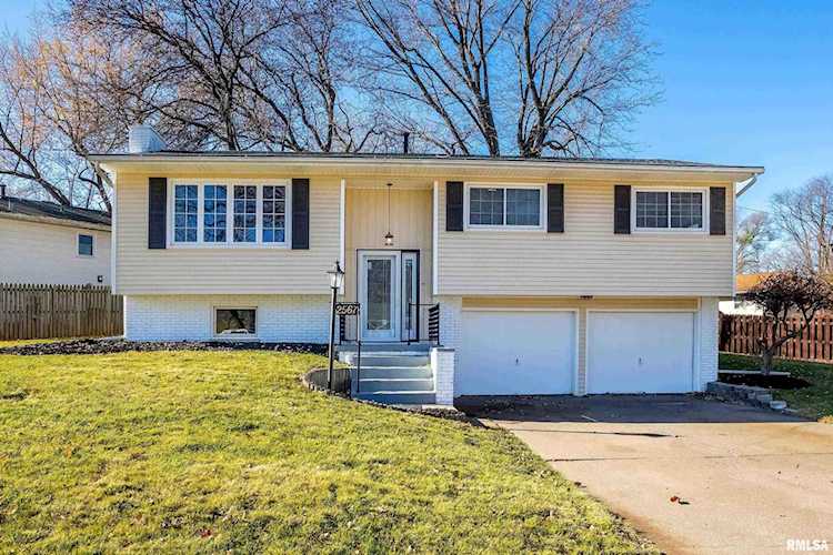 2567 9 1/2 St East Moline, IL 61244