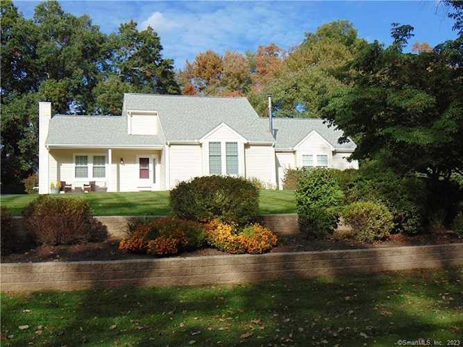 21 Pond Ln East Granby, CT 06026