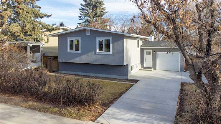 2924 Lathom Crescent SW Calgary, AB T3E 5W7
