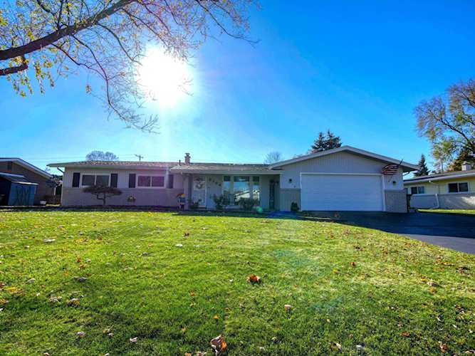 8364 Carriage Hill Dr Shelby Twp, MI 48317