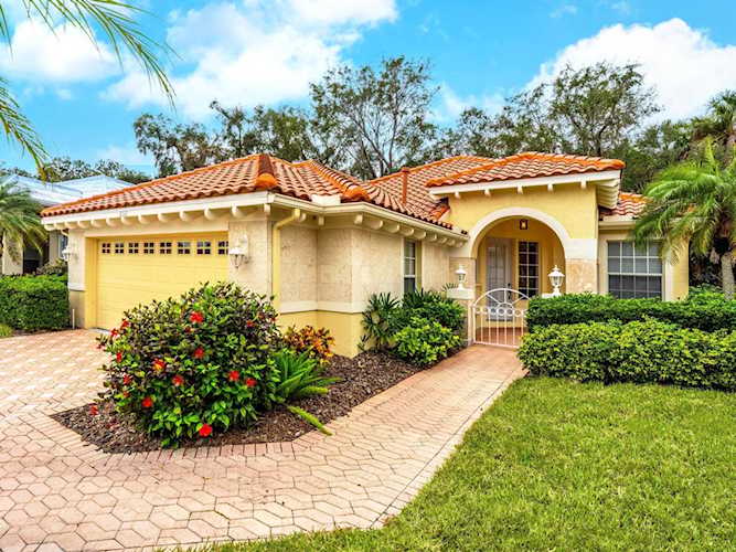 8332 Canary Palm Ct Sarasota, FL 34238
