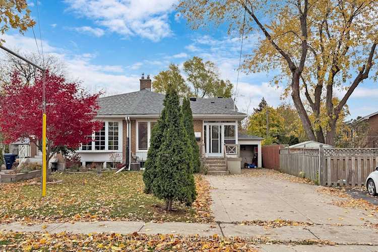 6 Fortrose Cres Toronto, ON M3A 2H1
