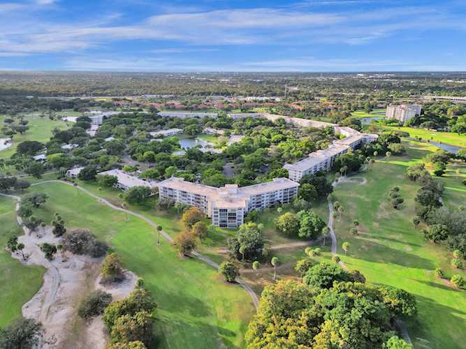 3800 Oaks Clubhouse Dr #411 Pompano Beach, FL 33069