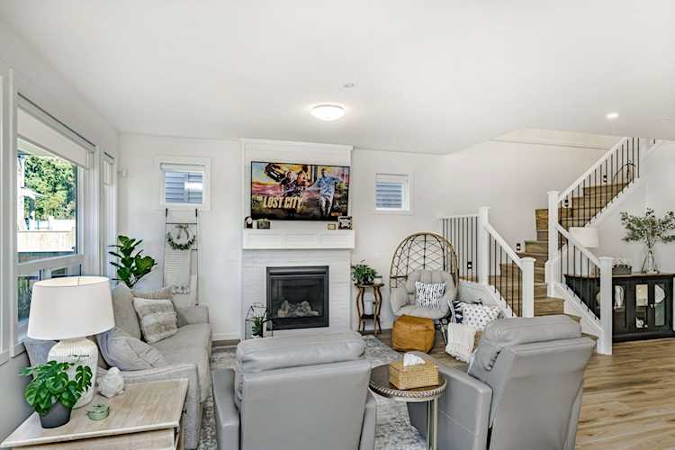 25075 112A Avenue Maple Ridge, BC V2W 0K6