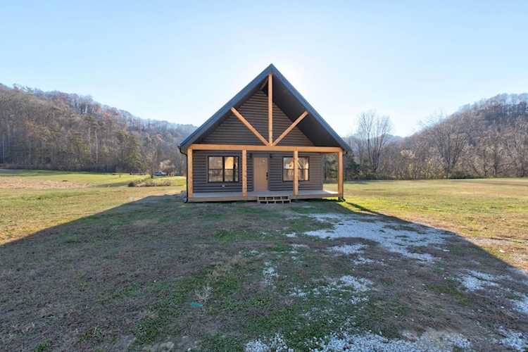 17 Three Sons Trl Slade, KY 40376
