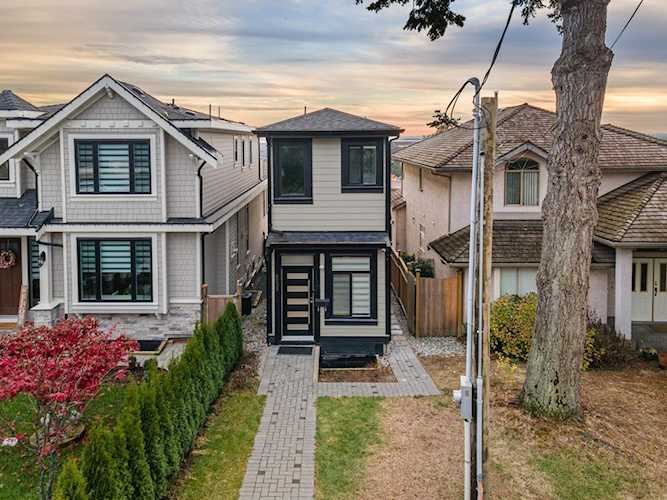 6038 Mckee Street Burnaby, BC V5J 2V5