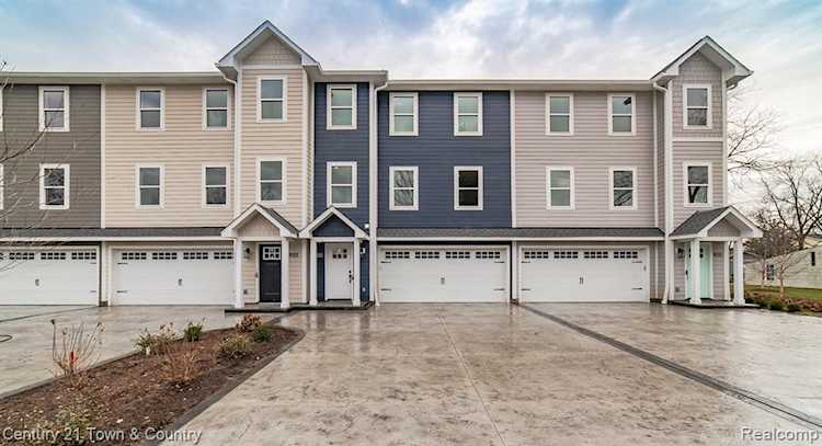202 Oakwood Holly, MI 48442