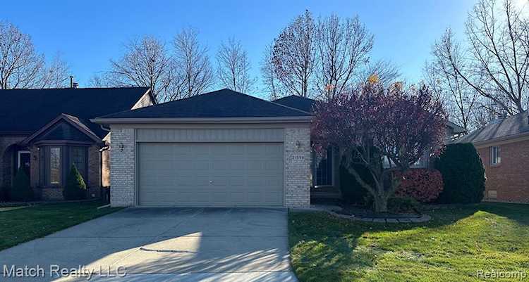 21596 Sunset Dr Macomb, MI 48044